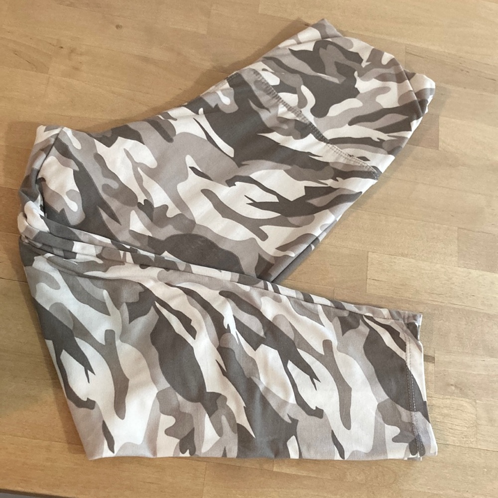 BUTTERY SOFT LEGGINGS! Camo!